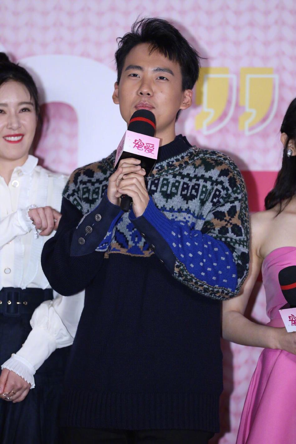 郭麒麟出席活动,被吴磊一把拉入怀里,网友:莫名有点甜!