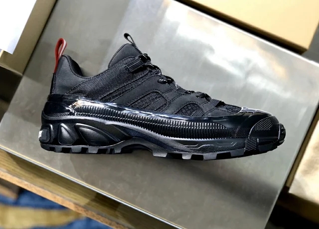 巴宝莉"黑曼巴战靴"