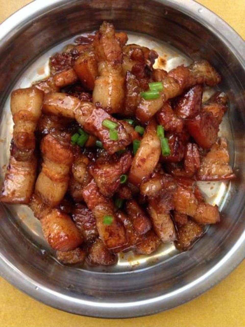 豆泡烧肉,是一道地道的南昌本地菜,豆泡,南昌土话叫"豆腐泡子",烧到恰