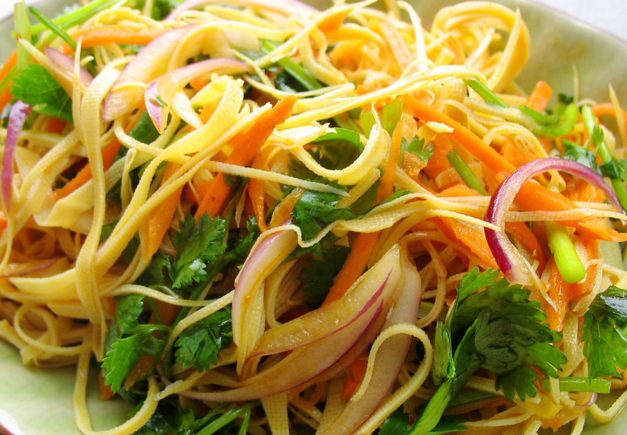 炝拌豆腐丝是用干豆腐,洋葱制作的一道菜品.