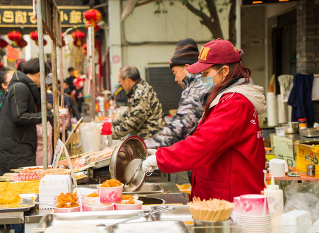 去外面逛街的时候,眼睛里总会是吃的比较多,虽然说街上其他东西也很