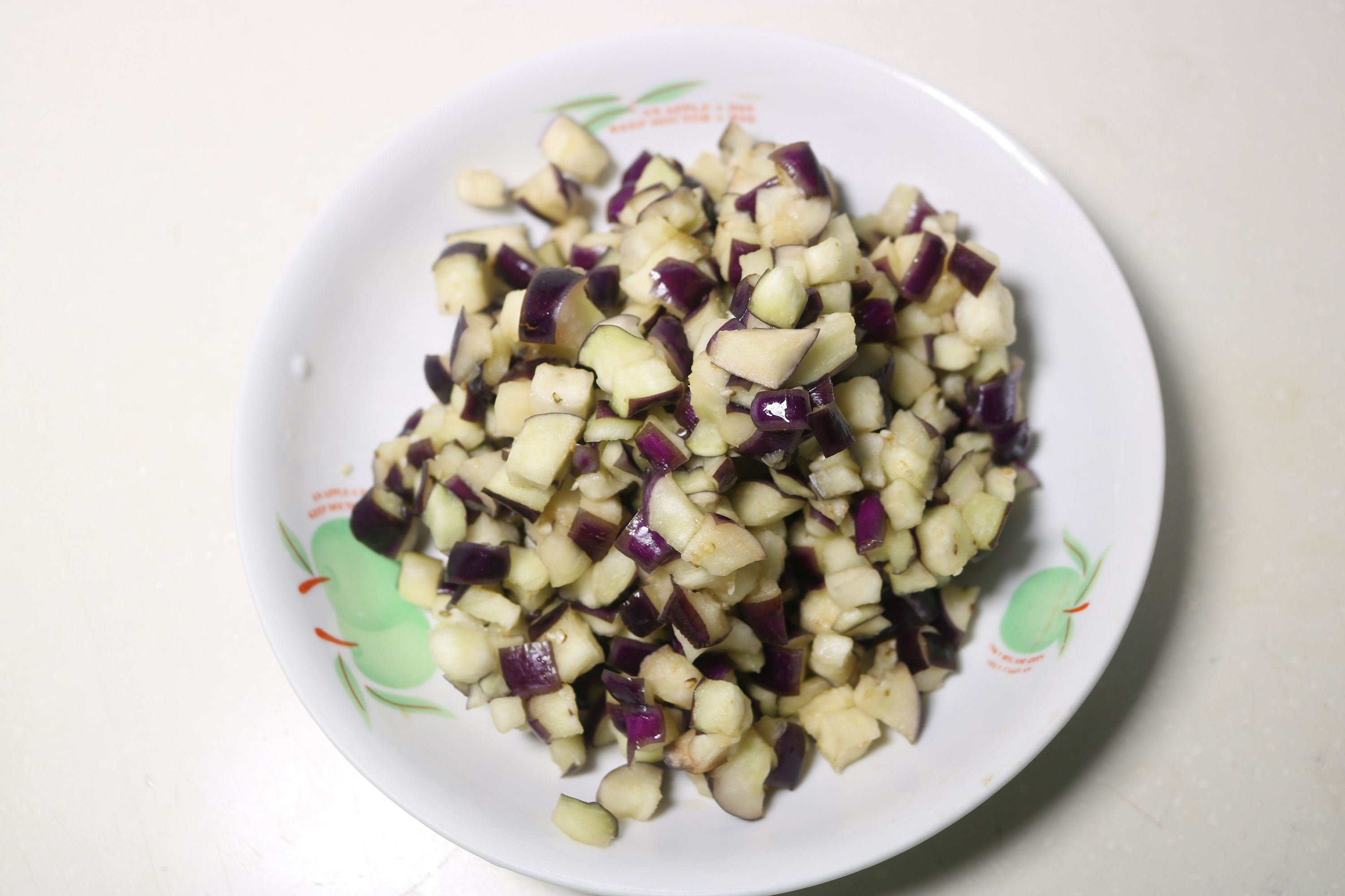 5,把腌过的茄子丁用手攥干水分.