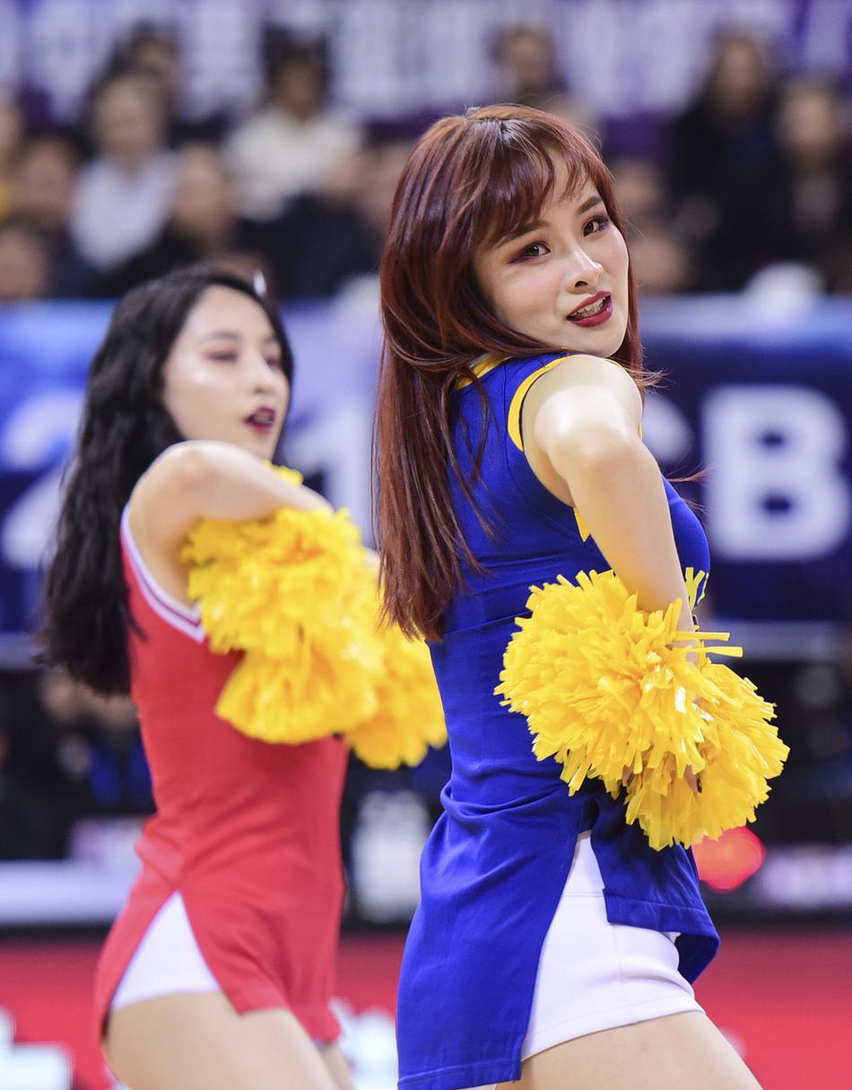 cba40轮篮球宝贝 柔韧十足 性感热舞 一字马为主队打call