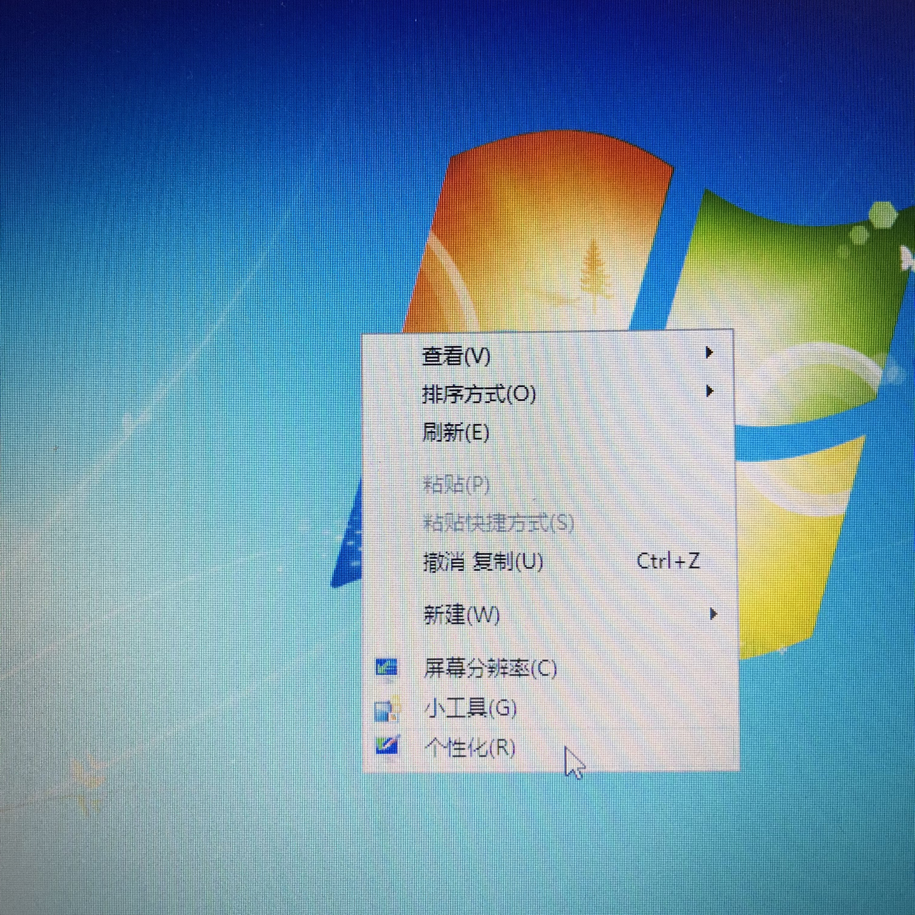 第一步:首先进入windows7的系统桌面,鼠标右键桌面的空白处,选择