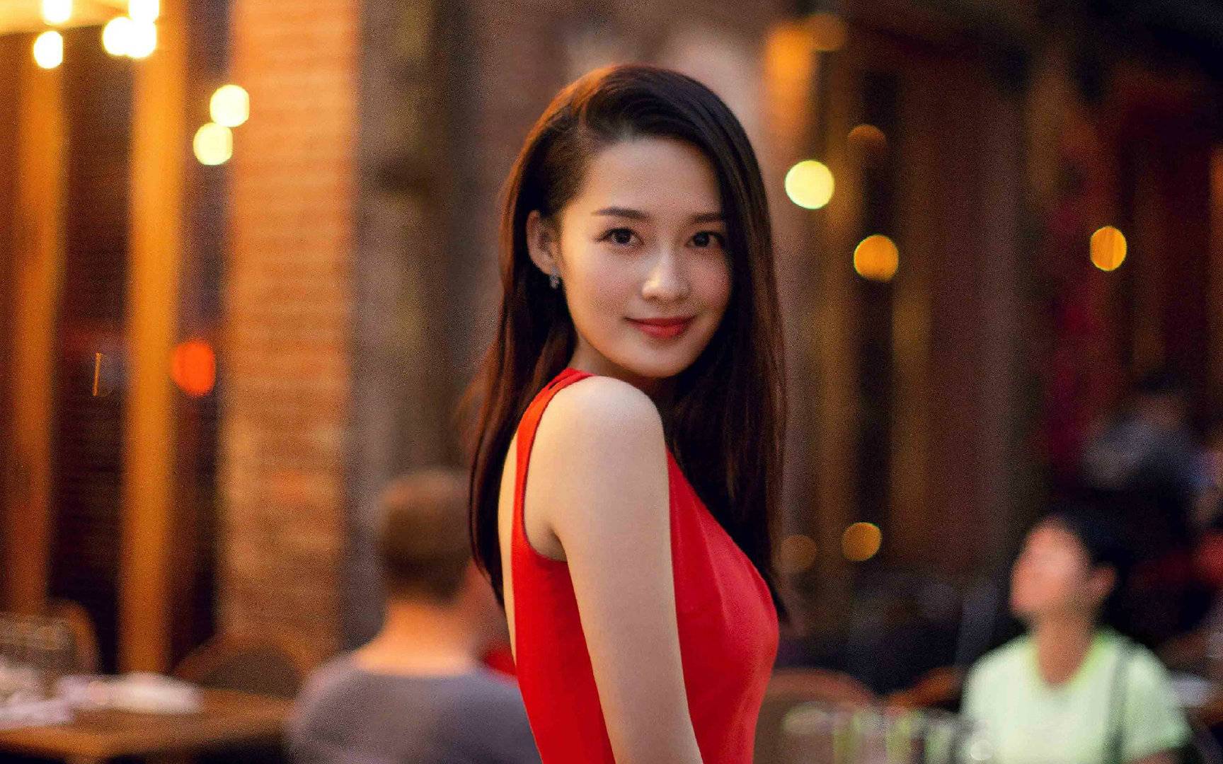 迷人的小姐姐,身穿黑色吊带搭配白色短裤,大长腿非常让人羡慕