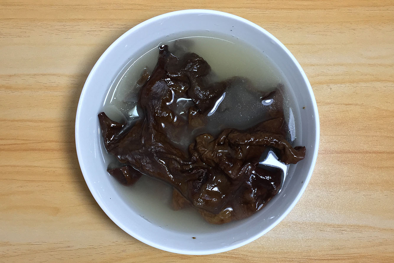 干木耳泡发,用冷水还是热水?多加2样配料,快速泡软,干净脆口