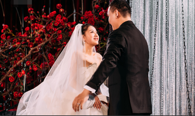 《好声音》学员李嘉格为两岁女儿精心打扮,获赞时尚尖端的萌娃