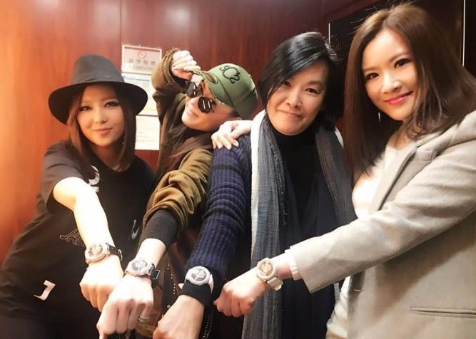 张柏芝与闺蜜现身支持卫兰演唱会,休闲打扮超少女与好友搞怪自拍