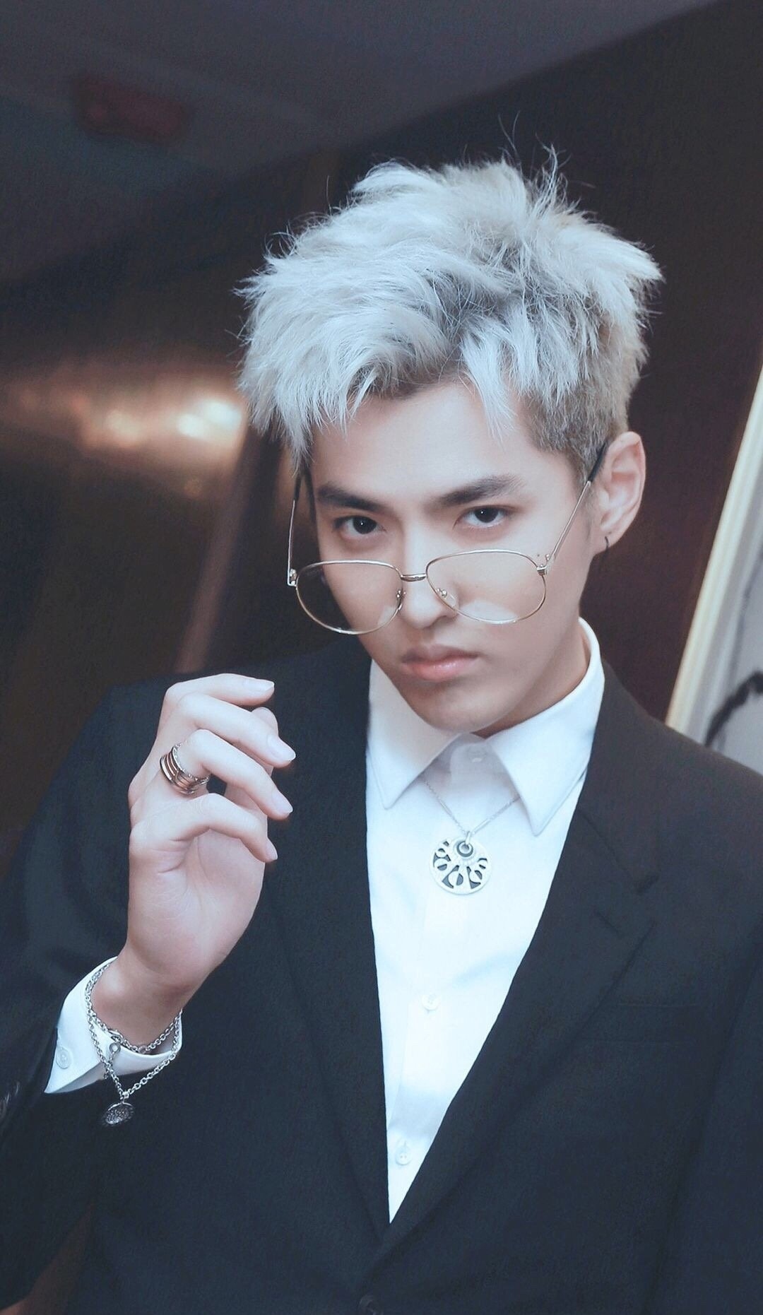 吴亦凡瘦了颜值重回巅峰,都说明星胖着玩,却没注意他中秋吃沙拉