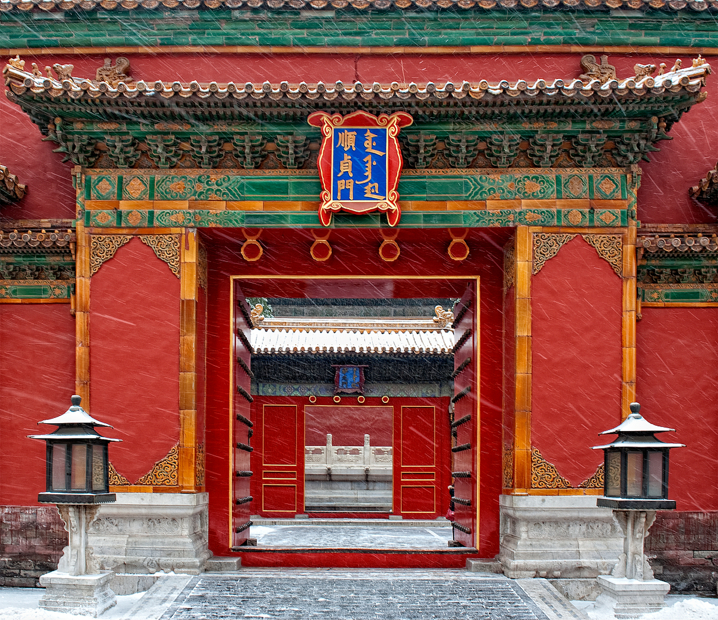 这个"门"字笔画都不带钩,而是直直写下