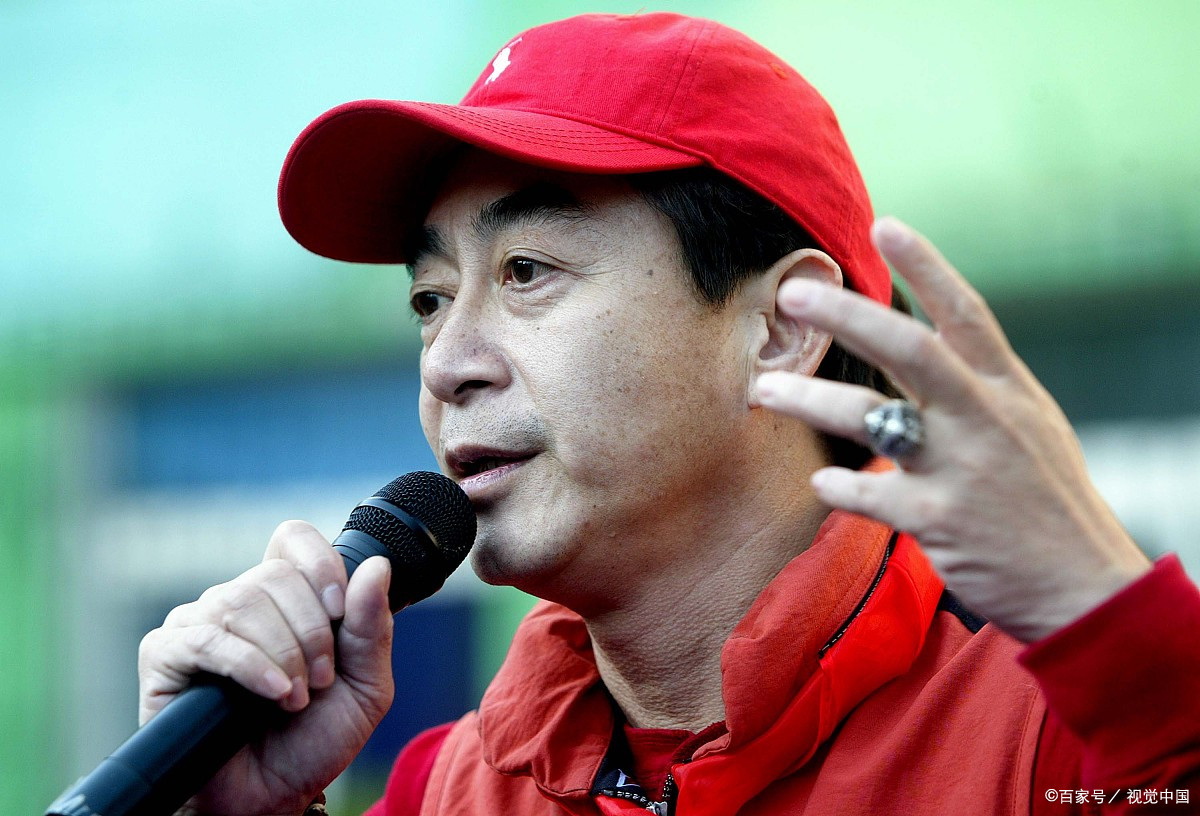 六小龄童,一身红装尽显精神气