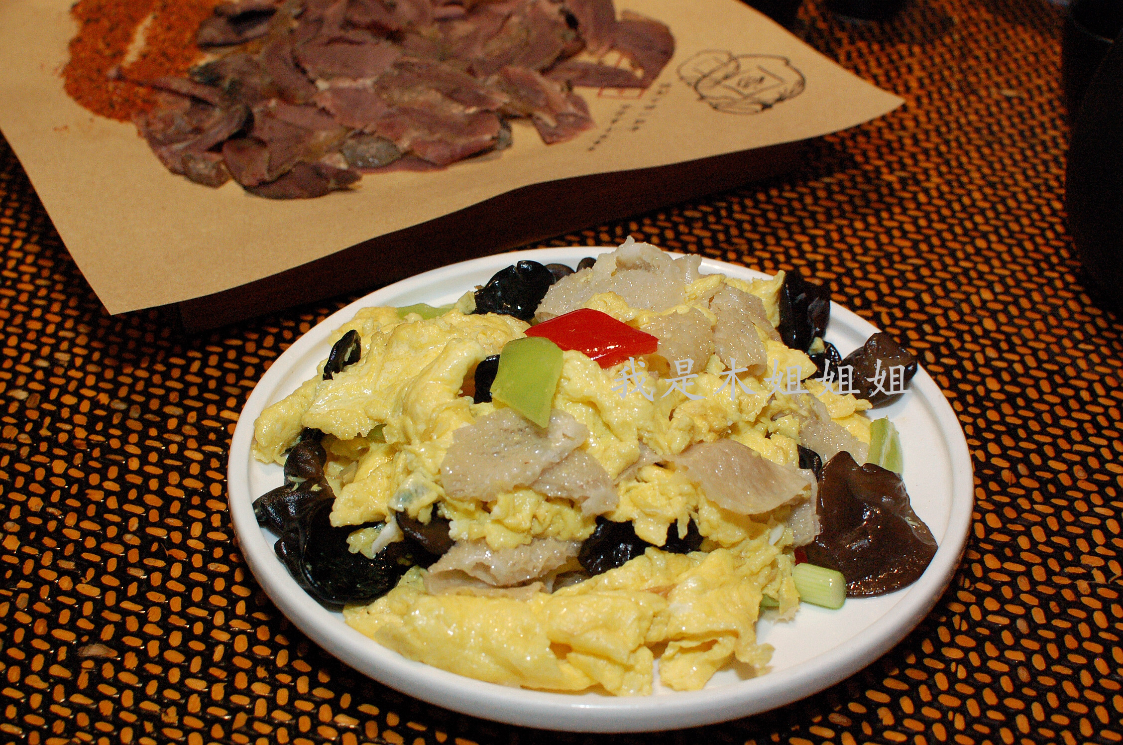 木耳炒鸡蛋清清爽爽,鸡蛋很嫩,味道很家常.