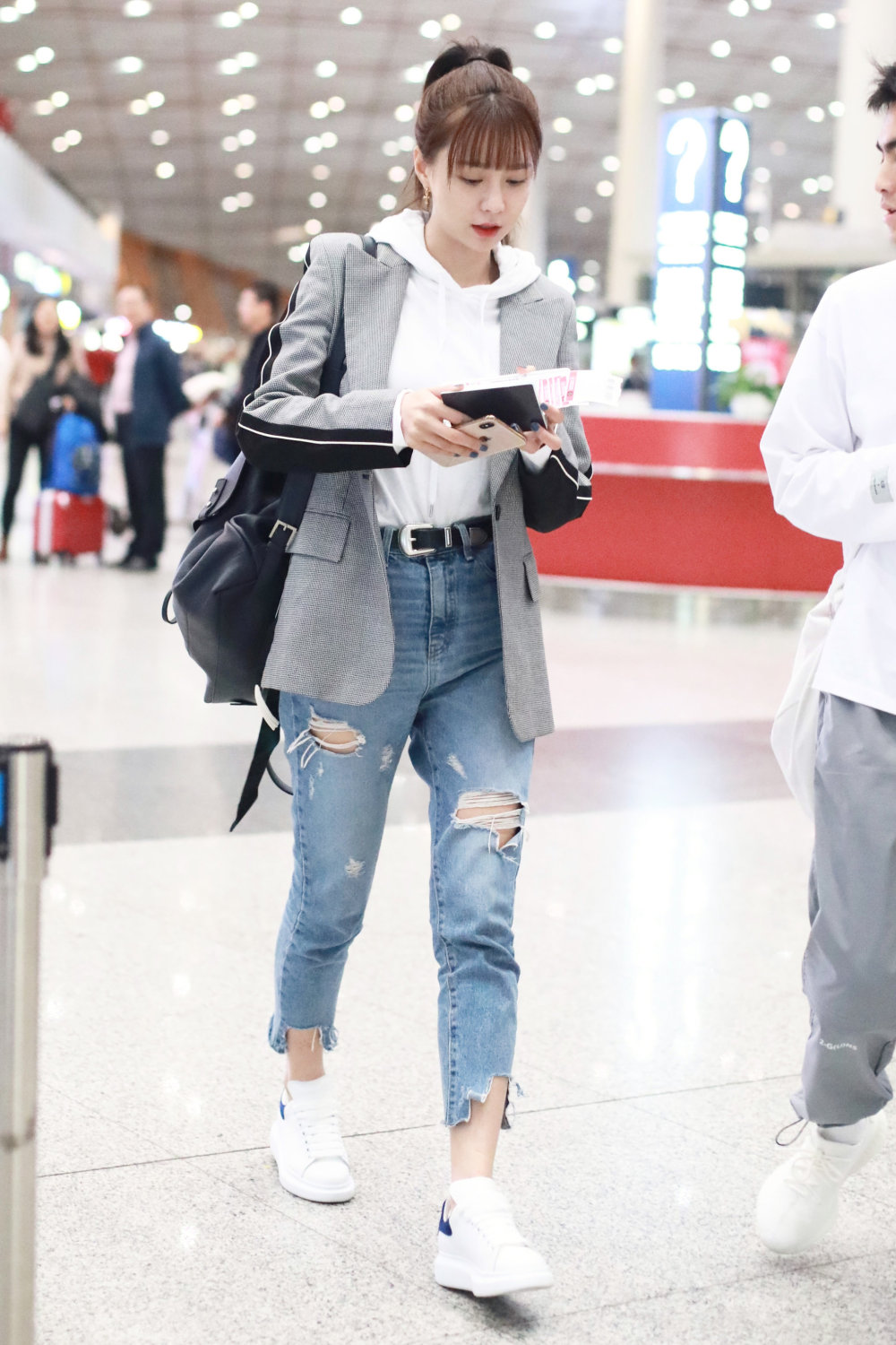 沈梦辰stella mccartney拼色格子西装牛仔裤alexander mcqueen小白鞋