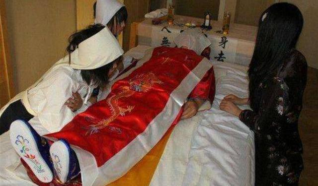 人在去世后要用白布把脸盖上,这不是迷信,而是有科学依据的