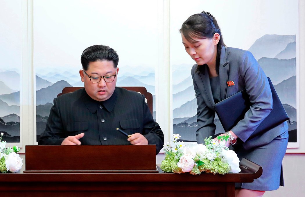 2018年,金正恩和妹妹金与正。