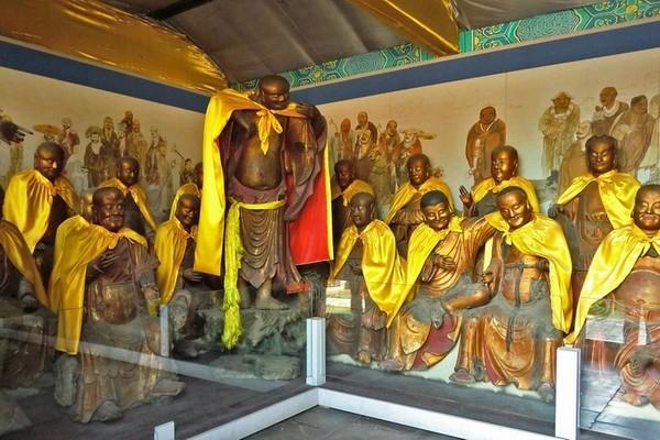 承德外八庙之一的罗汉堂,丢失了三百多个罗汉,他们跑哪里去了?