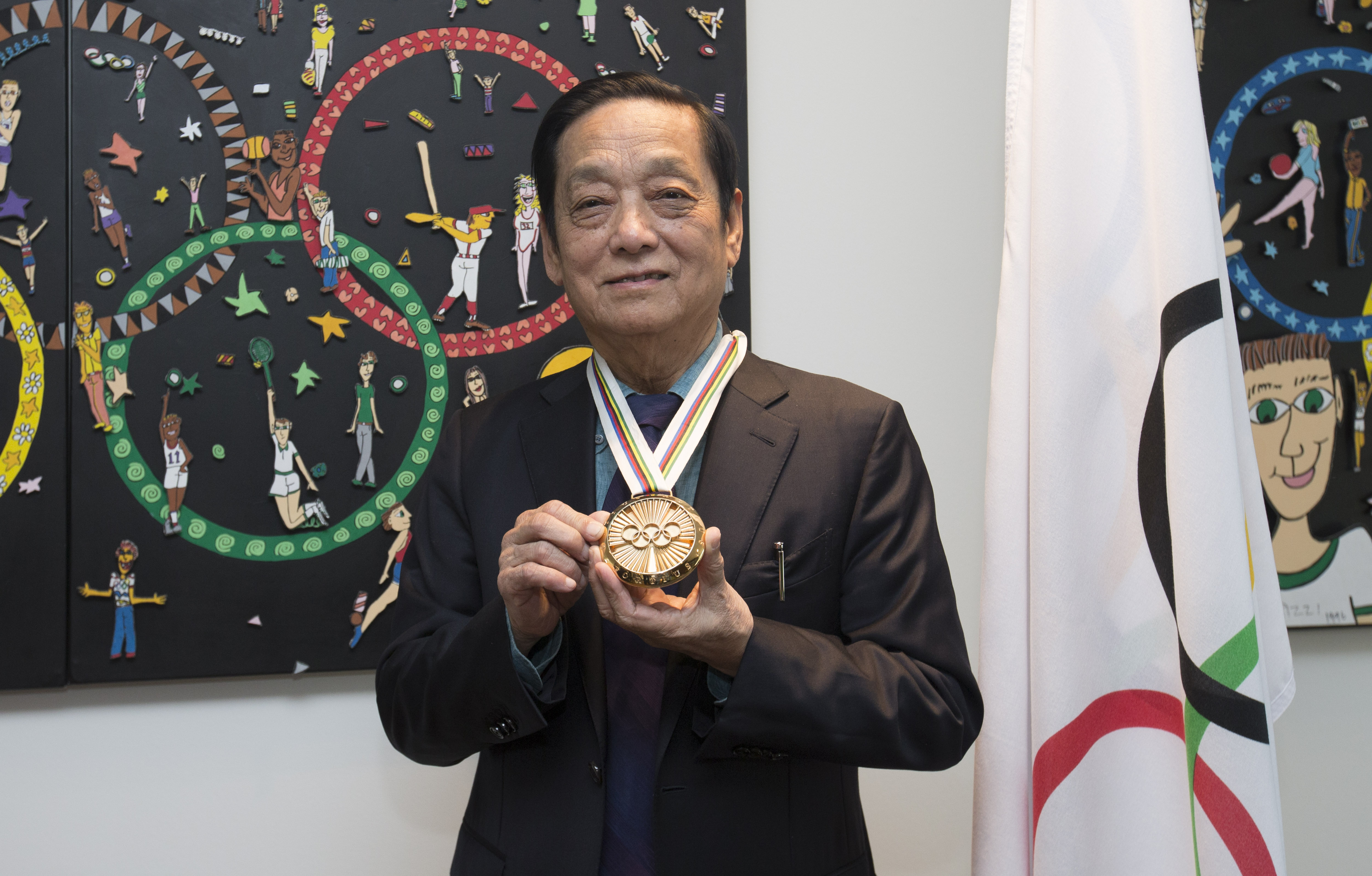 中国艺术家韩美林荣获国际奥委会颁发的"顾拜旦奖章"(3)