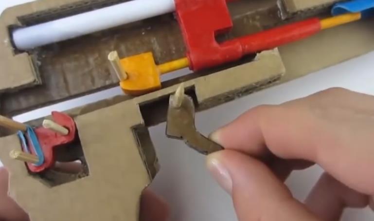 刺激战场:感受一下大神用瓦楞纸制作的akm,一枪打爆塑料杯