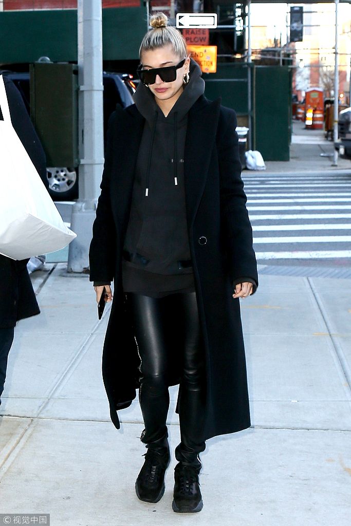 星二代海莉·鲍德温全黑look酷出天际 架黑超梳丸子头走路兜风