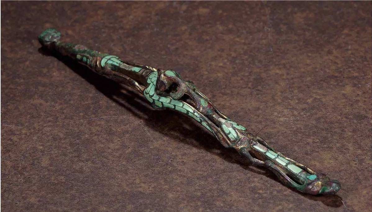 西周以来剑的使用越来越多,春秋时已成贵族普及的装身具.