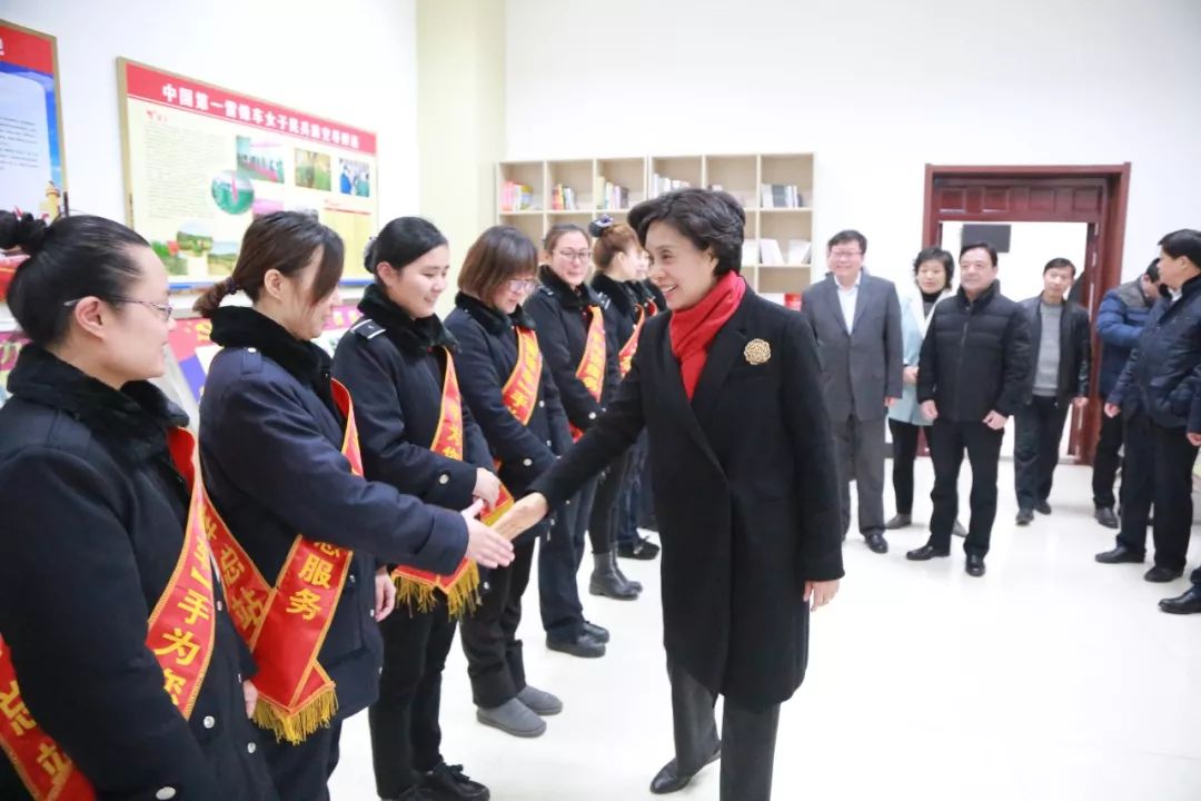 滕雯同志看望慰问道德模范和身边好人