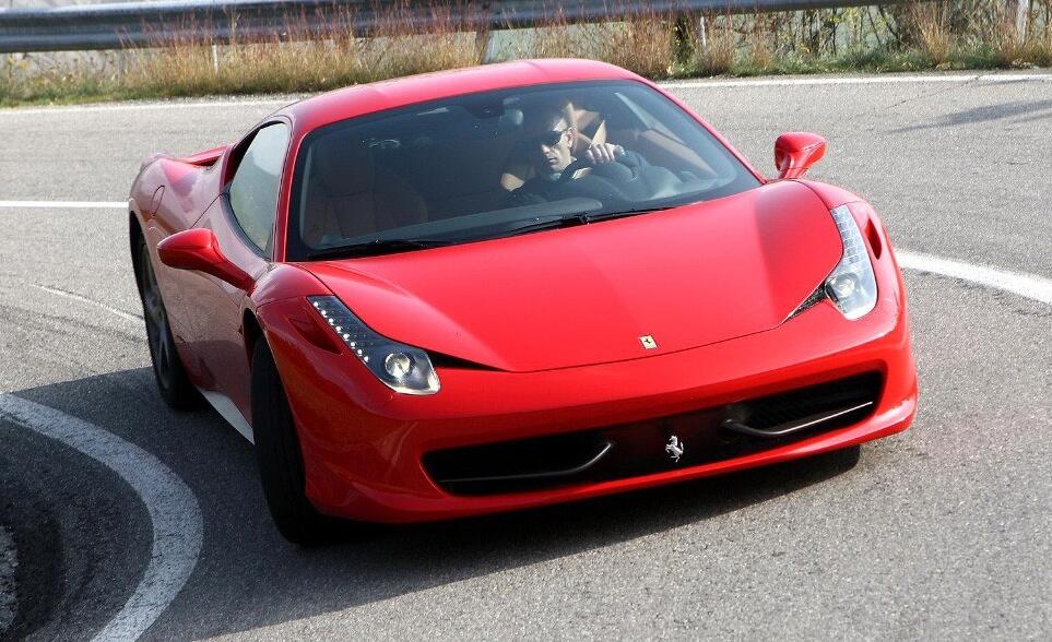 法拉利:是举世闻名的赛车和运动跑车,一起看一下这辆车的造型设计