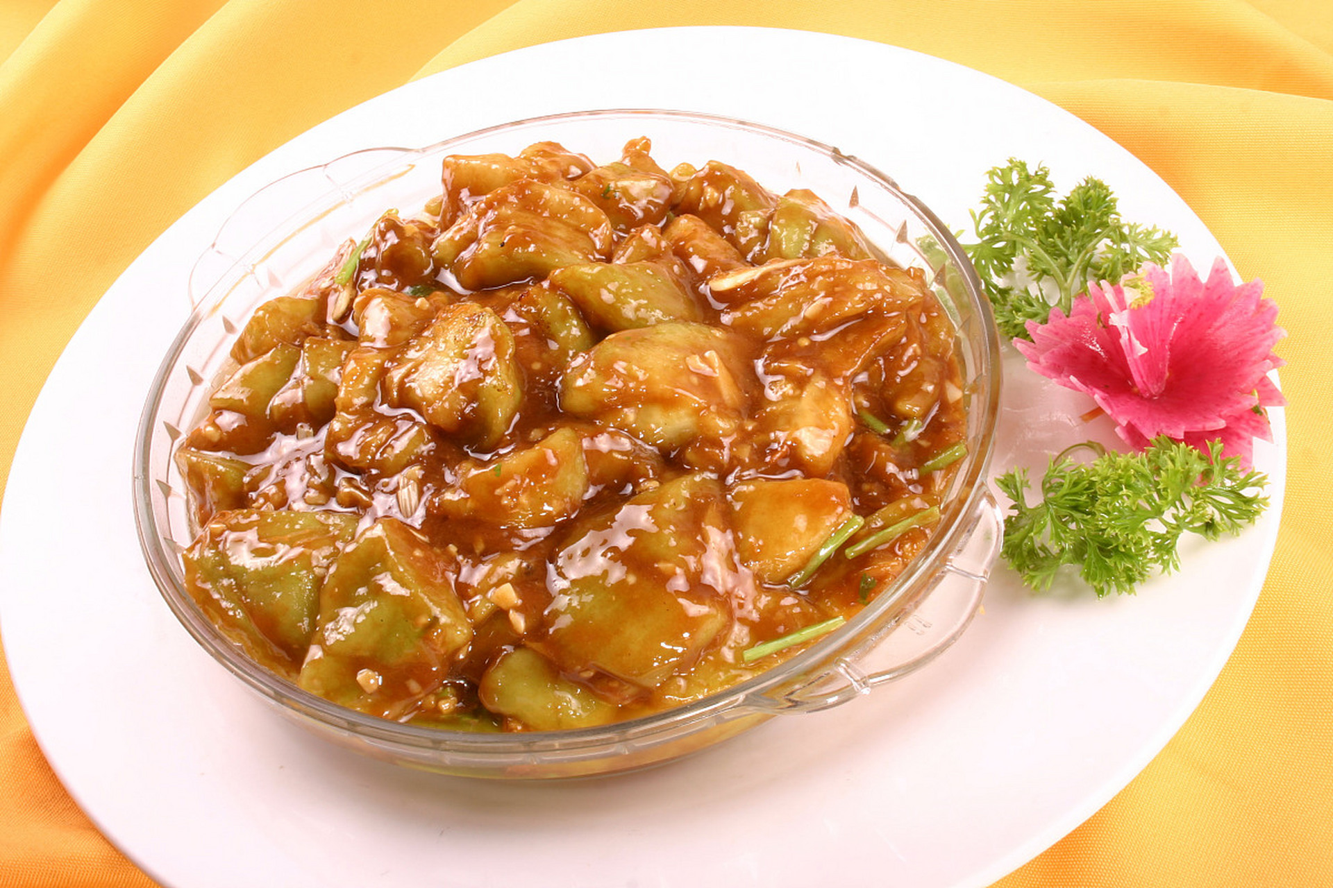 制作时需选用圆茄子,煸炒时间要适中,加入大蒜,生姜,青椒,红椒等调料