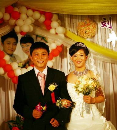 牛剑锋结婚,老公刘志强被服务员"冷落",省队主帅求婚当众撒泪