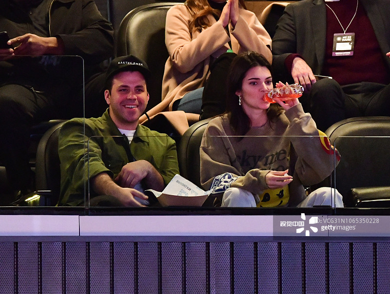 18/19nba:篮网vs骑士 西蒙斯女友詹娜观战全情投入