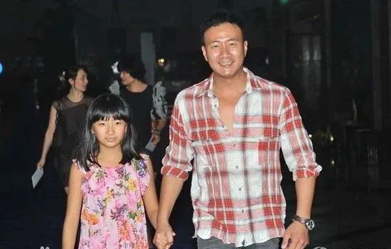 52岁硬汉胡军:家庭显赫,父母都是艺术家,今婚姻美满儿女双全