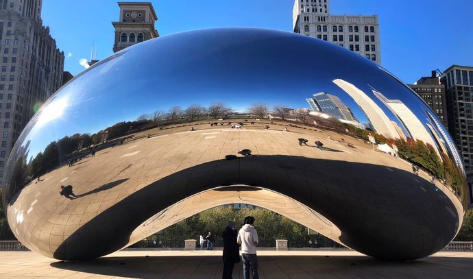 云门是一个公共艺术雕塑,位于美国芝加哥千禧公园内