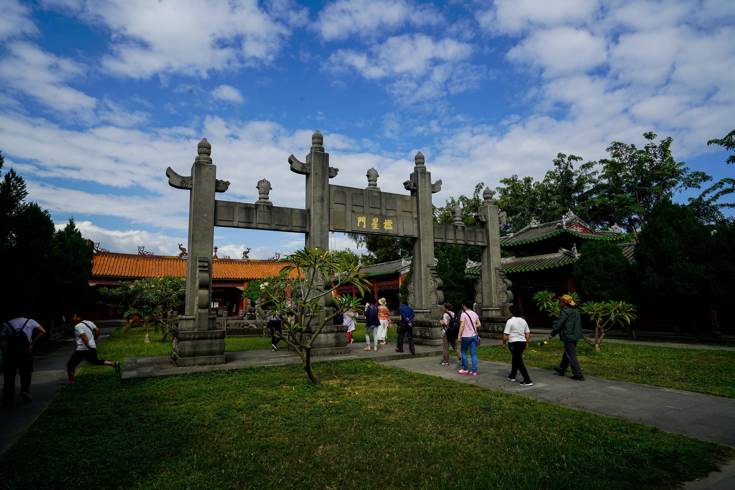 崖城学宫,又称崖城孔庙,位于海南省三亚市崖州区牌坊街,为古代崖州最