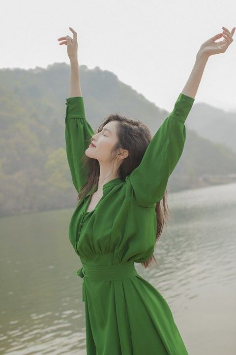 何穗身穿绿色长裙气质清冷 张开双臂拥抱大自然