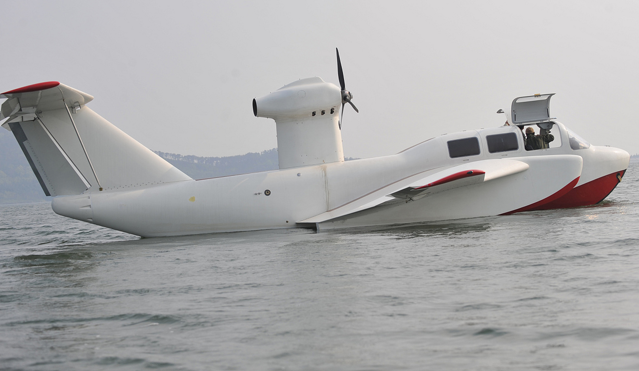 地效飞行器 地效飞行器是一种利用地面效应飞行的介于飞机,舰船和气垫