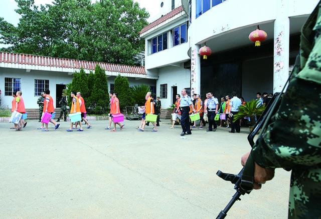 700多名警力全副武装!九江看守所整体搬迁,上演史上最大规模押解