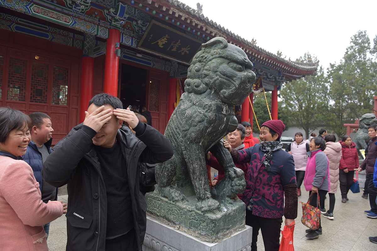 盘它!西安蓝田水陆庵的石狮子,香客来了都要摸上几把祈求好运