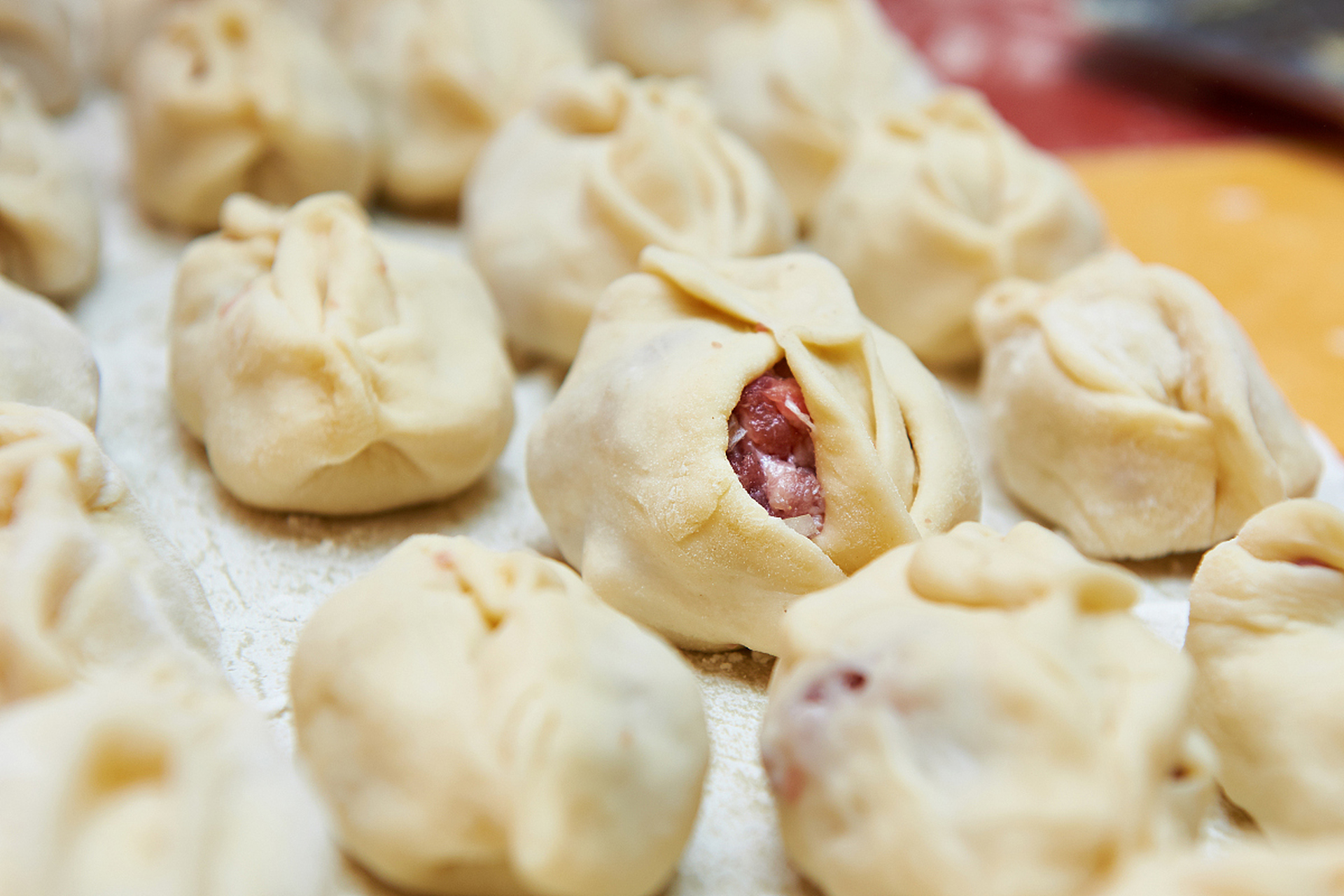 内蒙古各地的传统美食味道--蒙古包子 蒙古包子是内蒙古草原牧民最