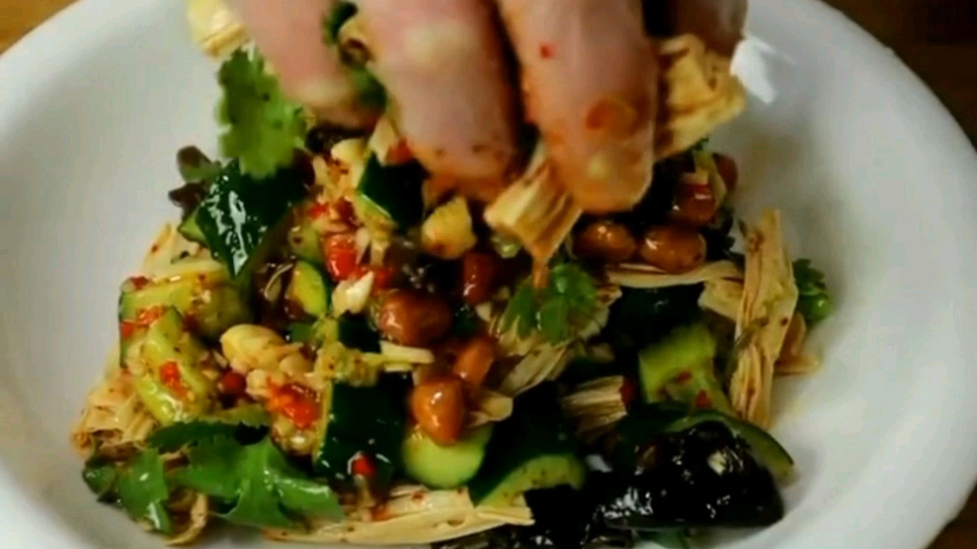 餐桌上很受欢迎的爽口凉拌菜,拌上一大盘,好吃得一点都不剩