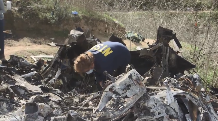 外媒曝科比坠机近景图,整个飞机变成零散碎片,科比遗体已经找到