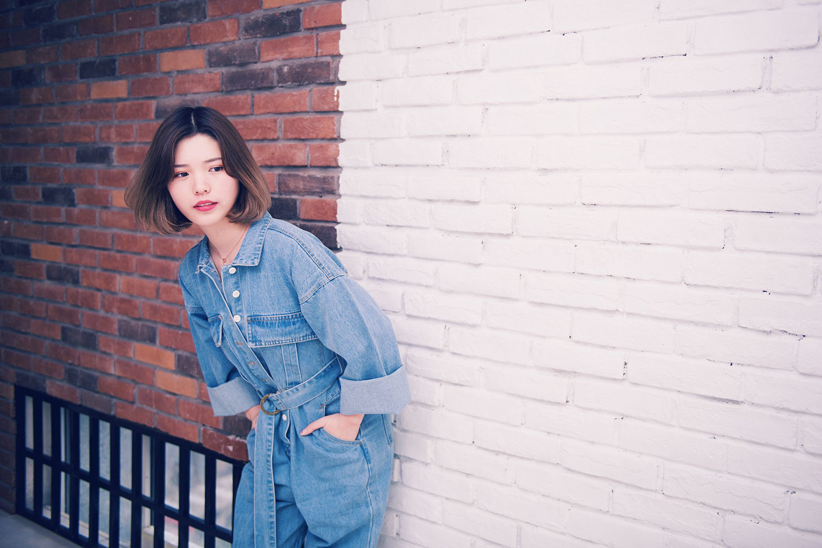 人像摄影:穿牛仔套装的女孩