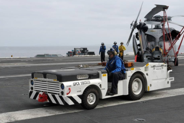 航母上的飞机牵引车到底有多贵?今天算明白了!