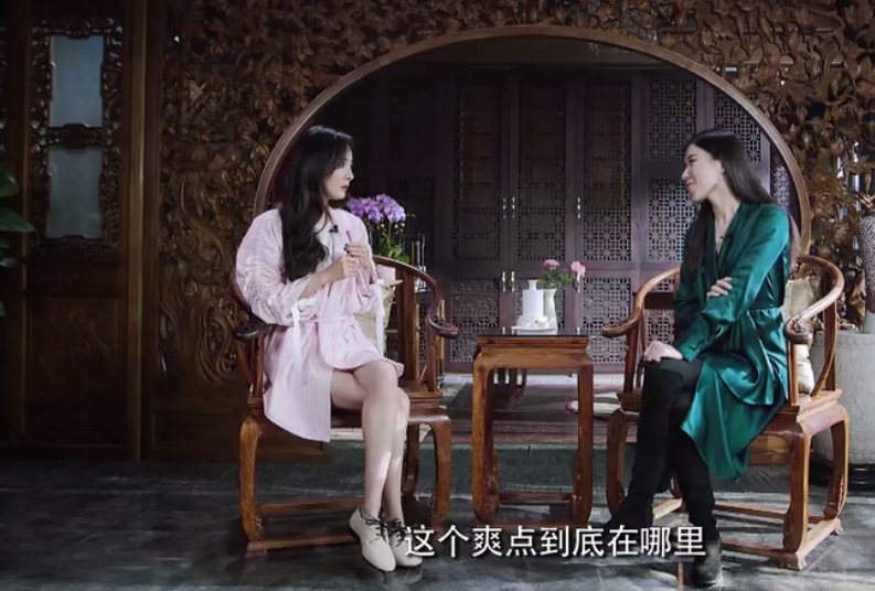 杨幂与央视女主持同框,坐姿十分"高级",一般人做不到!
