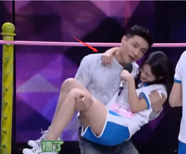 张艺兴对鞠婧祎三次公主抱,谁注意到鞠婧祎的手怎么放?情商满分
