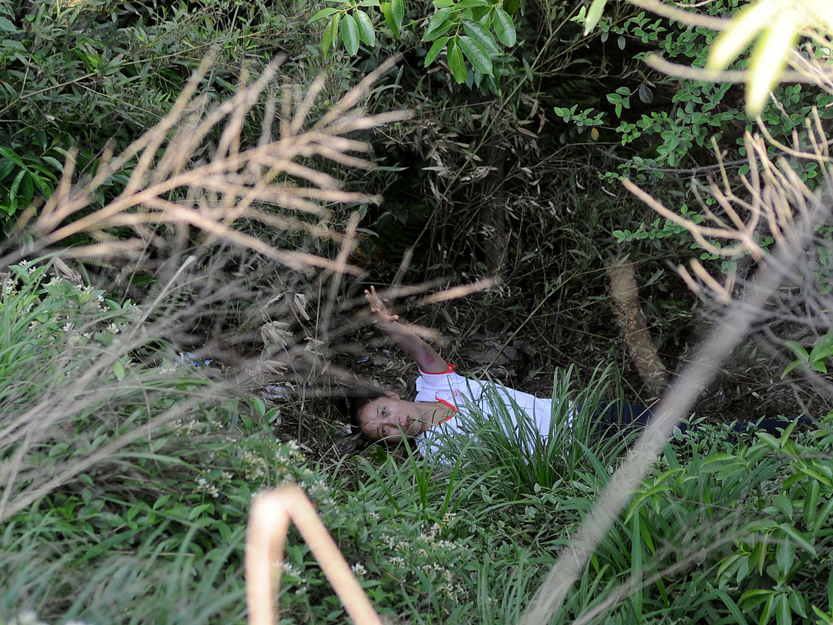 女子遇害被埋尸山间石缝# 近日,一个突发新闻冲上了热搜,据报道说是