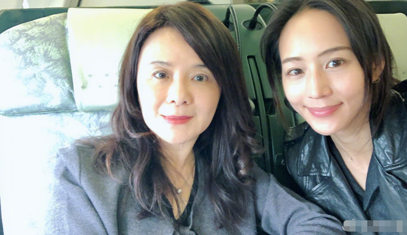 张钧甯晒与妈妈旅游合照,母女俩像姐妹,母亲温柔贤惠气质好