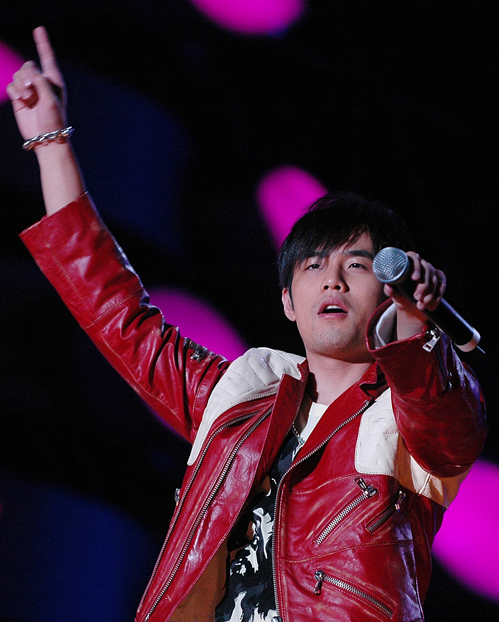 最近,在厦门的周游记录制现场,一位粉丝递给周杰伦一张2005年的演唱会