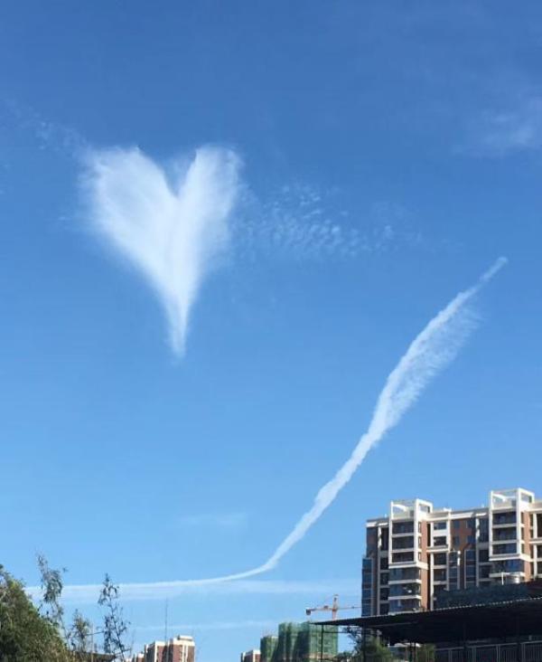 广西钦州天空现"爱心云"刷爆朋友圈