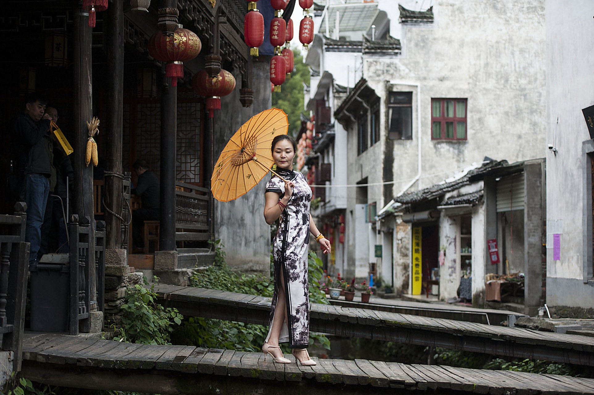 雨, 落在小巷的青石板,   拂过撑开的油纸伞, 伞下,人影摇曳.