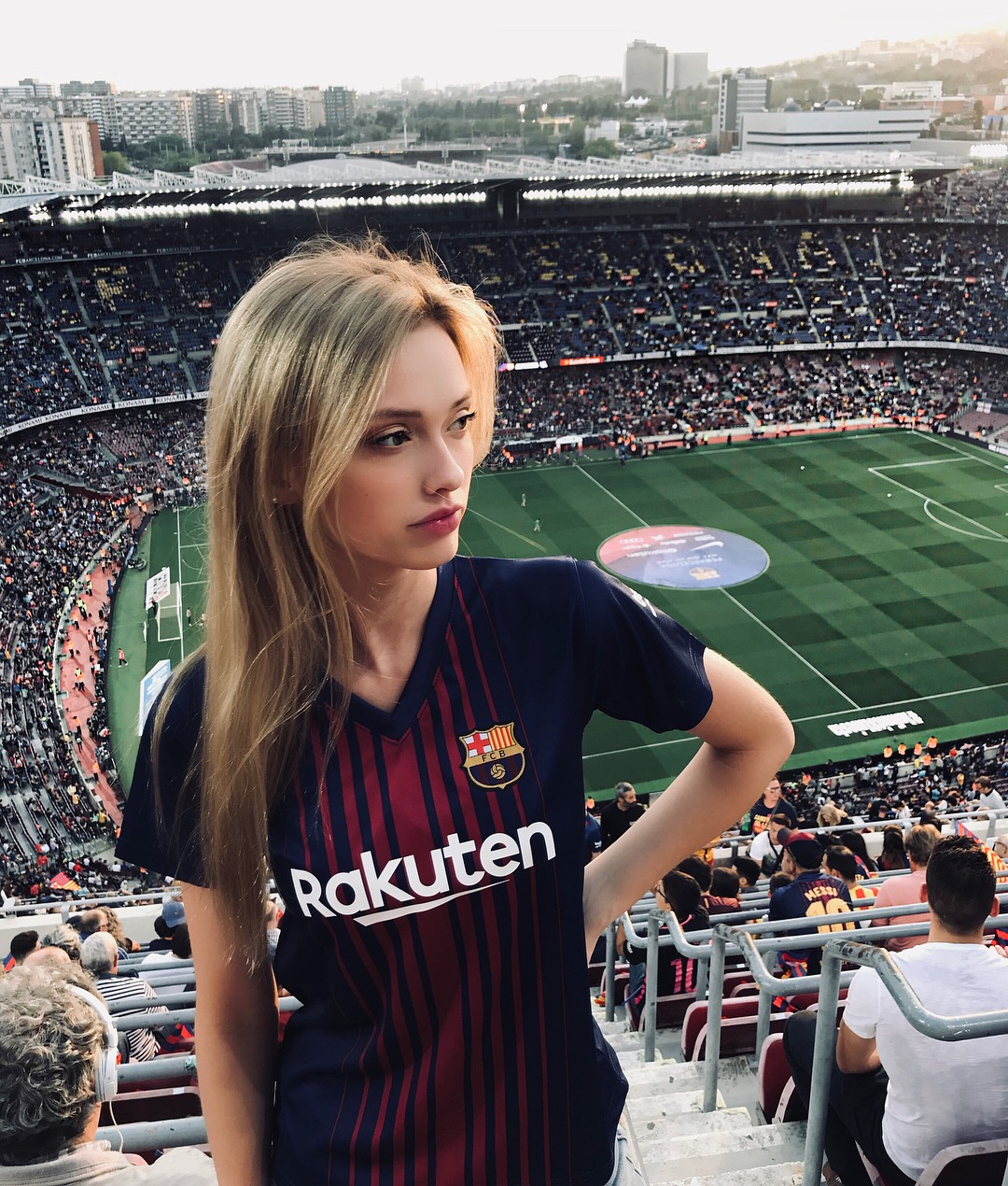 逆天的颜值 金发碧眼的巴萨女球迷 为梅西而疯狂