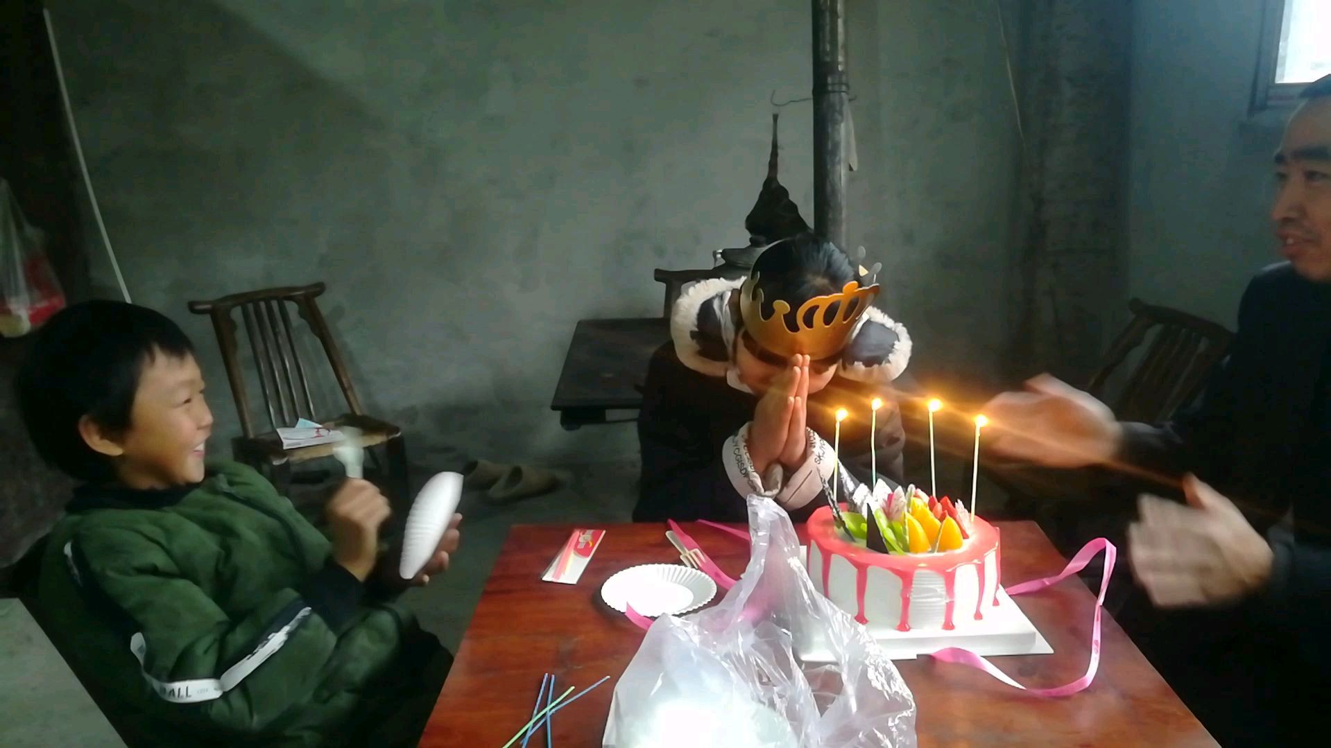 女儿今天生日、老爸祝你生日快乐,健康快乐成长!
